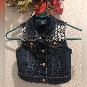 Very cute vest. No call outs